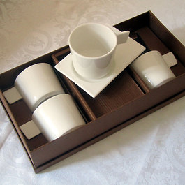 Tasses &agrave; chocolat, th&eacute; ou caf&eacute; allong&eacute;s
